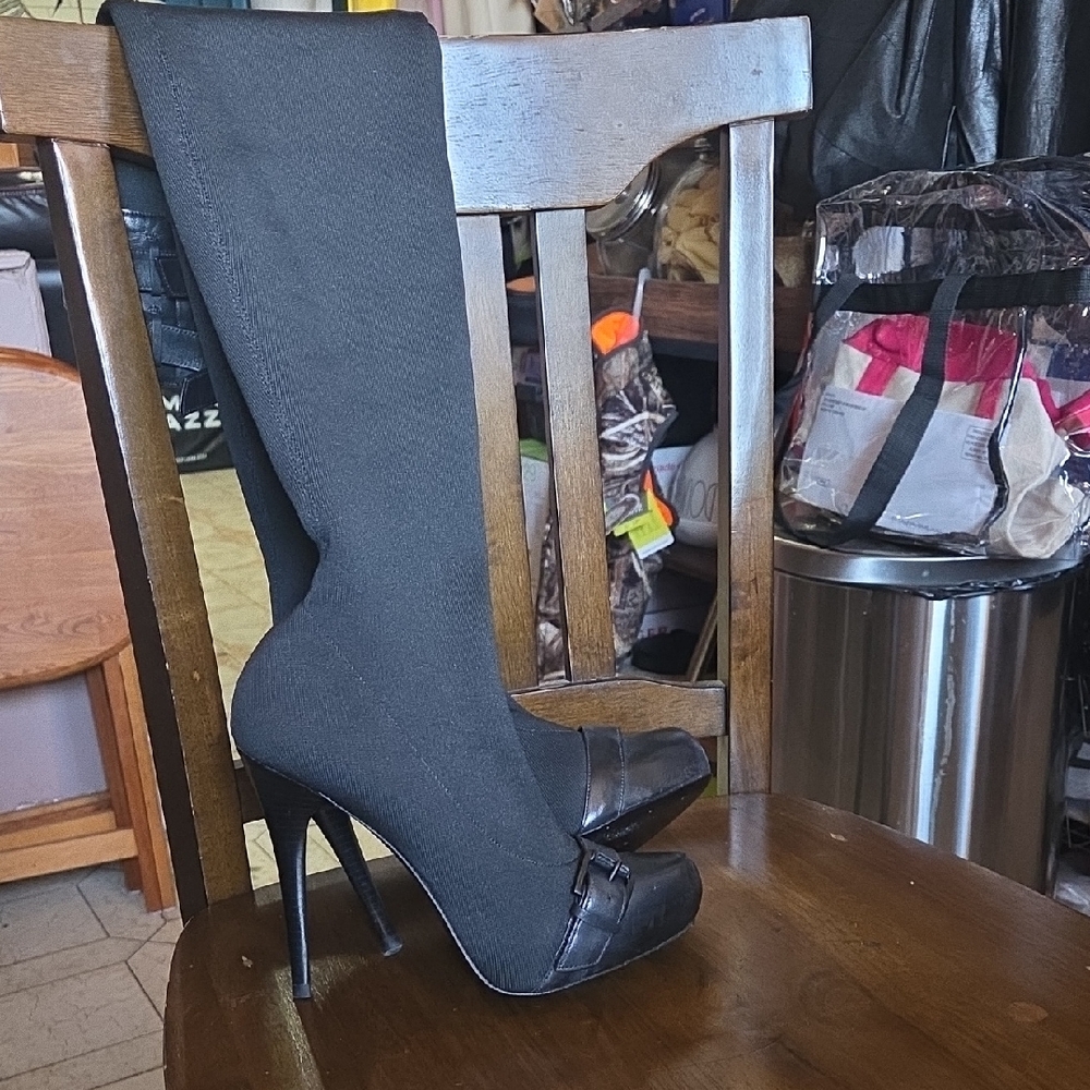 Elegant Black Women's Heeled Boots. Gently Used.